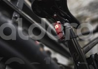 LAMPARA DE BICICLETA BIKE RACE 100 SET OSRAM 3.7V LED (PIEZA), CARACTERISTICAS: CARCASA ABS, LENTE POLICARBONATO, 3 NIVELES DE BRILLO, LUZ TRASERA FUNCION DE FRENO INTELIGENTE, MONTAJE: 360°, TECNOLOGIA: LED, DISTANCIA: 100M CON 100LUX, DURACION: 13HR. BATERIA: IONES DE LITIO, CABLE: USB-C, AM505400055, LEDBL103 SET, 90BL103 OSRAM