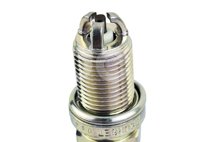 BUJIA NGK ESTANDAR (EQUIVALENTE A EQUIPO ORIGINAL) AUDI Q7, S5, S6, S8; CHEVROLET VECTRA, MERCEDES BENZ C230; SEAT CORDOBA, IBIZA, LEON, TOLEDO; VOLKSWAGEN BEETLE, CLASICO, DERBY, GOLF, GOLF GTI, JETTA, PASSAT, POLO, TRANSPORTER, VAN; VOLVO S60, V70, 
MERIAL DEL NUCLEO DEL ELECTRODO CENTRAL: COBRE, DISEÑO DEL ELECTRODO CENTRAL: ESTANDAR, MATERIAL DE LA PUNTA DEL ELECTRODO CENTRAL: NIQUEL, TIPO DE TERMINAL ELECTRICO: TUERCA NO EXTRAIBLE, TIPO DE GRADO: REGULAR, CONFIGURACIÓN DE TIERRA: DESCARGA SEMISERFICIAL, MATERIAL DEL NUCLEO DEL ELECTRODO DE TIERRA: NIQUEL, ELECTRODO DE TIERRA (CANTIDAD): 3, DISEÑO DE LA PUNTA DEL ELECTRODO DE TIERRA: DESCARGA SEMISUPERFICIAL, MATERIAL DE LA PUNTA DEL ELECTRODO DE TIERRA: NIQUEL, TAMAÑO HEXAGONAL: 5/8"", ALTURA DEL AISLADOR: 50.50 MM, RANGO DE CALOR DEL FABRICANTE: 6, CALIBRACION: 0.040"", ALCANCE: 0.75"", RESISTENCIA: 1000.0 OHMS, TIPO DE RESISTENCIA: SI, TIPO DE ASIENTO: PLANO, DIAMETRO DE LA ROSCA: 14.00 MM, LAVADORA INCLUIDA: SI, NGK: BKUR6ET-10, 4295 NGK